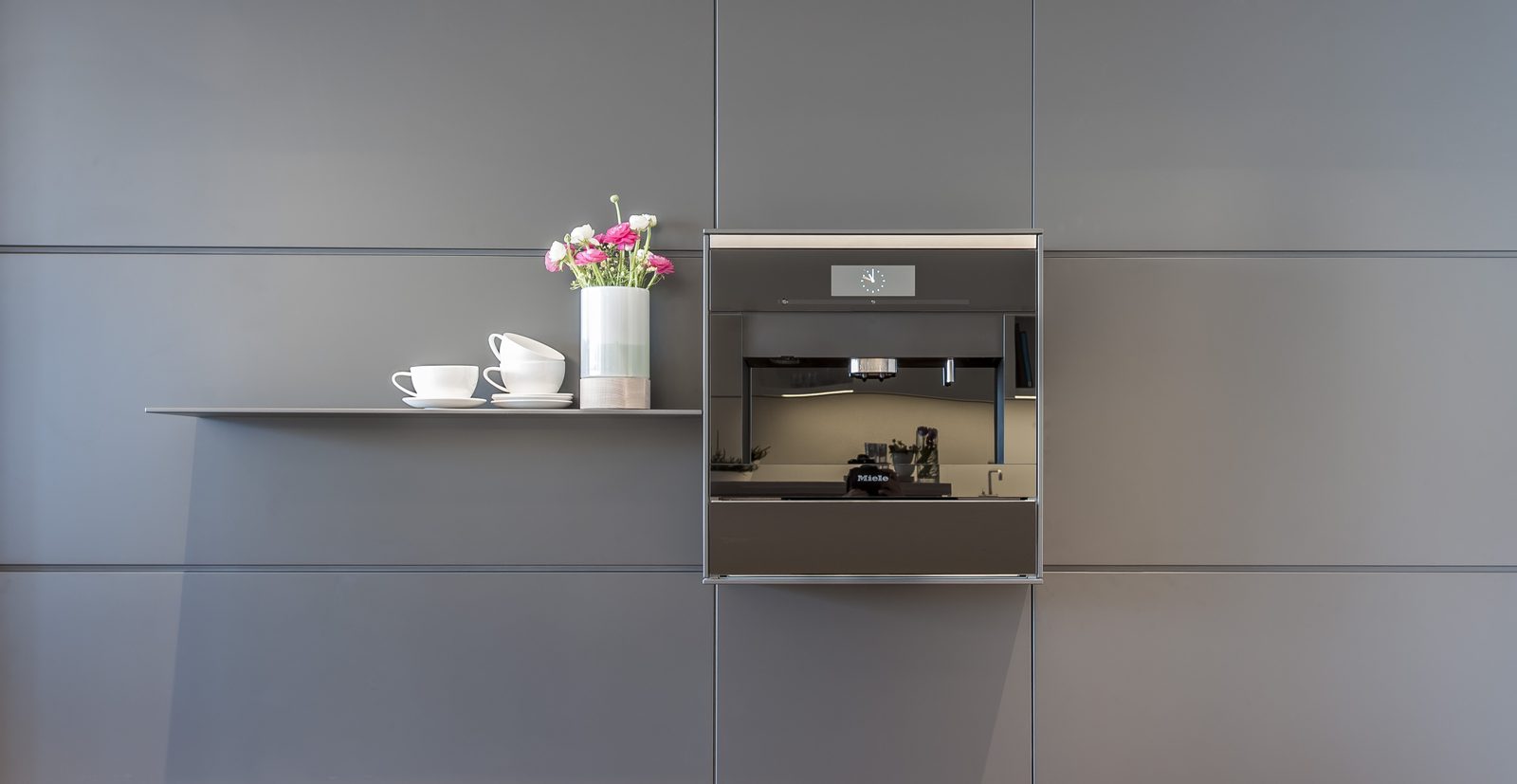 Built-in coffee machine with wall shelf