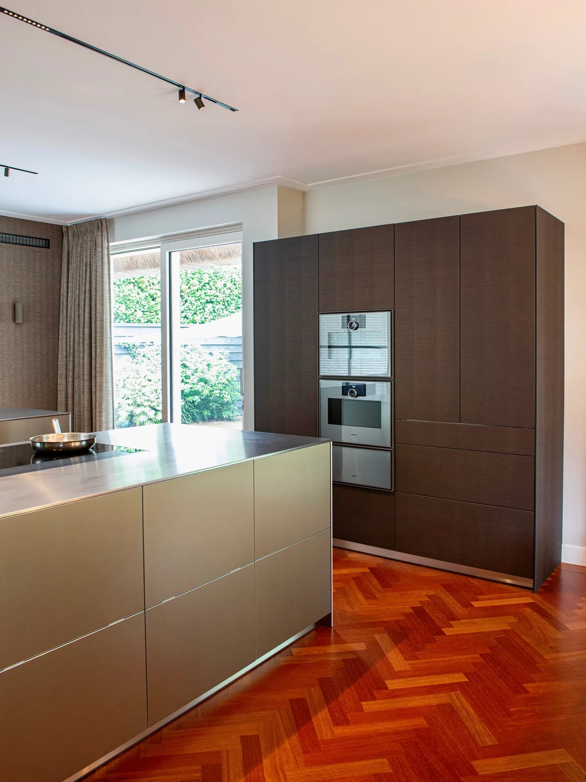 bulthaup Küche bei Enschede, Hochschrankwand mit eingebauten Gaggenau Öfen